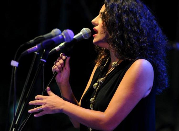 Σοφία Παπάζογλου:«Είμαι τραγουδίστρια πορείας και όχι του ενός σουξέ»