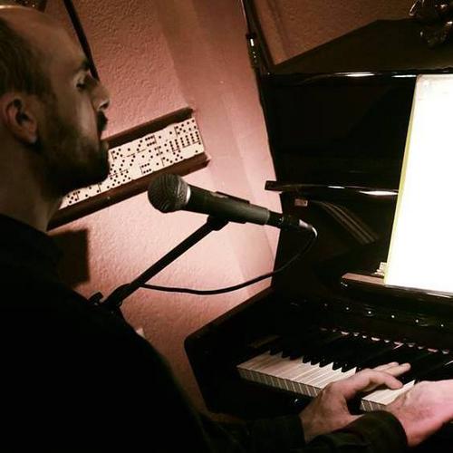 Γιώργος Καγιαλίκος: «Εύχομαι να απαλλαγεί το τραγούδι από τους περίεργους κανόνες που έχουν δημιουργήσει άτομα με μέτρια αισθητική»