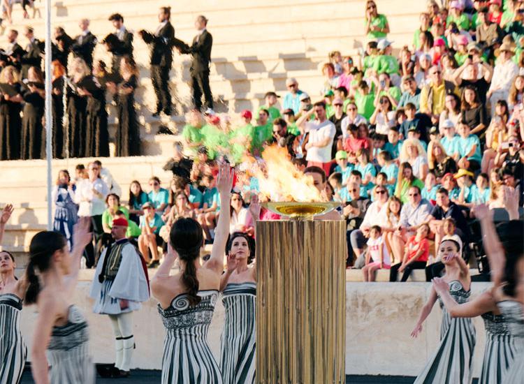 Ο Δημήτρης Παπαδημητρίου και ο Μπάμπης Βελισσάριος στην τελετή παράδοσης της Ολυμπιακής Φλόγας