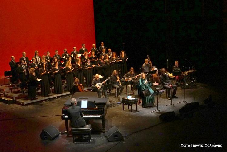 Μαγική η Μαρία Φαραντούρη στο έργο «Ο Επιζών» του Μίκη Θεοδωράκη