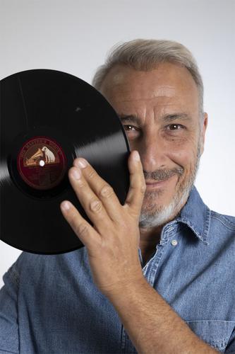 Mίνως Μάτσας:«Το τραγούδι είναι μια σοβαρή πράξη που στοχεύει απευθείας στην καρδιά»