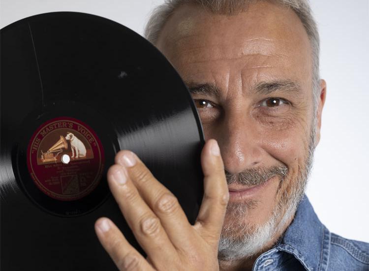 Mίνως Μάτσας:«Το τραγούδι είναι μια σοβαρή πράξη που στοχεύει απευθείας στην καρδιά»