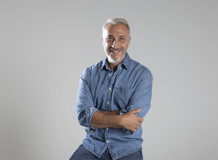 Mίνως Μάτσας:«Το τραγούδι είναι μια σοβαρή πράξη που στοχεύει απευθείας στην καρδιά»