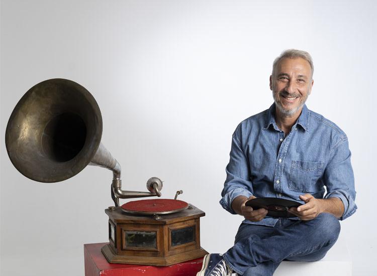 Mίνως Μάτσας:«Το τραγούδι είναι μια σοβαρή πράξη που στοχεύει απευθείας στην καρδιά»