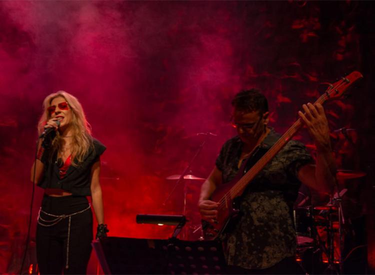 Μια νύχτα στον Σταυρό χωρίς «πρέπει» - με τη Φρόσω Στυλιανού & The Alternadivas