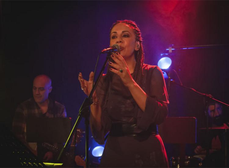 Βάσια Βουγιουκλή: «Πάντα την ιστορία μου προσπαθώ να πω, απλά με άλλον τρόπο»