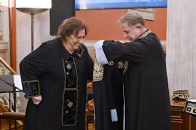 H Φιλοσοφική Σχολή Αθηνών υποκλίνεται στη Μαρία Φαραντούρη