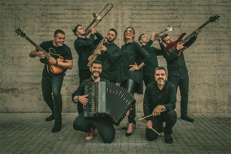 «Απάνω στην τριανταφυλλιά» από τους Salonique Brass Band