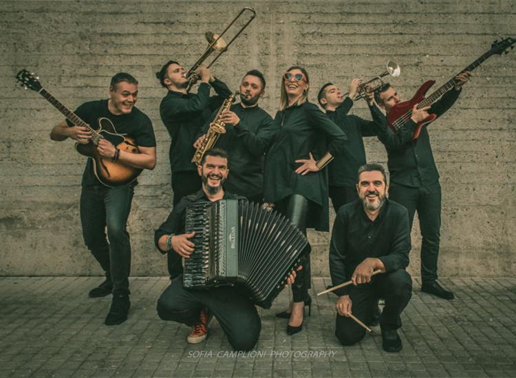 «Απάνω στην τριανταφυλλιά» από τους Salonique Brass Band