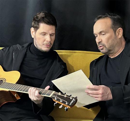 Κώστας Μακεδόνας και Γιάννης Χριστοδουλόπουλος στο studio για τραγούδι του Λευτέρη Παπαδόπουλου