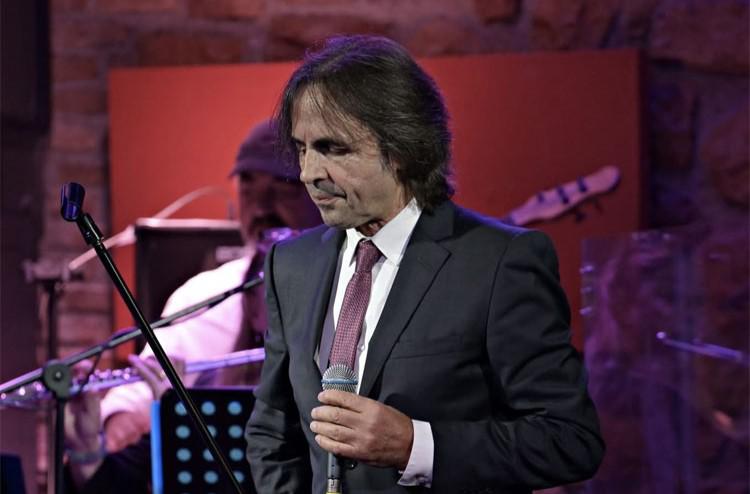 Ο Βασίλης Λέκκας στο Caja de musica και τις Παραμονές Χριστουγέννων και Πρωτοχρονιάς