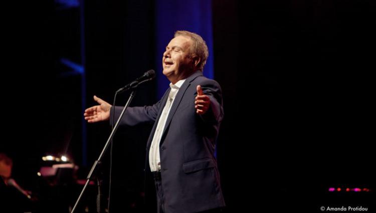 O Mανώλης Μητσιάς στο Μέγαρο Μουσικής Αθηνών με τραγούδια του Νίκου Γκάτσου
