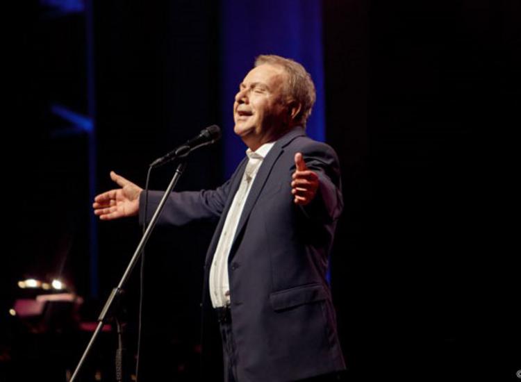 O Mανώλης Μητσιάς στο Μέγαρο Μουσικής Αθηνών με τραγούδια του Νίκου Γκάτσου