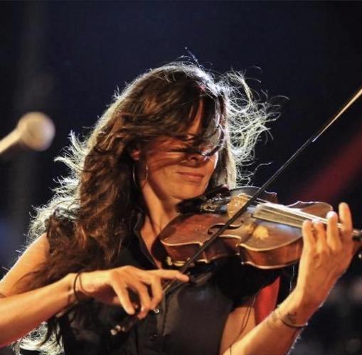 Μαρία Μανουσάκη: «Η World Jazz δεν αντικαθιστά την παράδοση, αλλά τη συστήνει ξανά στον κόσμο» 