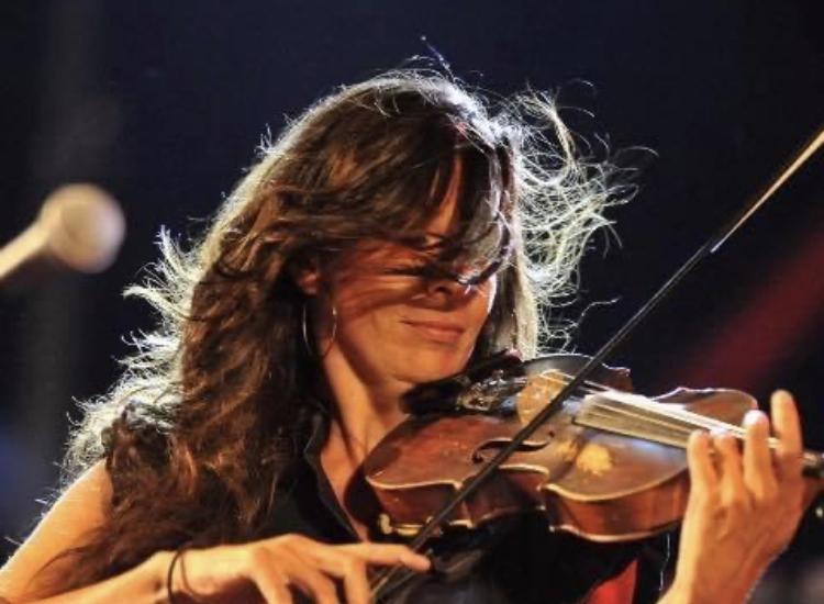 Μαρία Μανουσάκη: «Η World Jazz δεν αντικαθιστά την παράδοση, αλλά τη συστήνει ξανά στον κόσμο» 