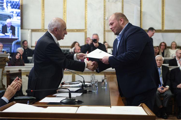 Μιχάλης Παούρης: Ο πρώτος σολίστ μπουζουκιού που τιμά η Ακαδημία Αθηνών