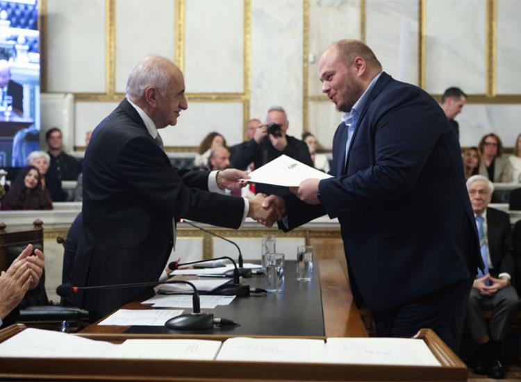 Μιχάλης Παούρης: Ο πρώτος σολίστ μπουζουκιού που τιμά η Ακαδημία Αθηνών