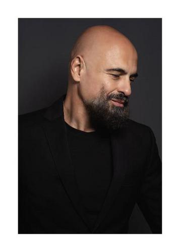 O Δημήτρης Μαραμής επιστρέφει στο Μέγαρο Μουσικής Αθηνών με την «ΤΕΤΡΑΛΟΓΙΑ» του 