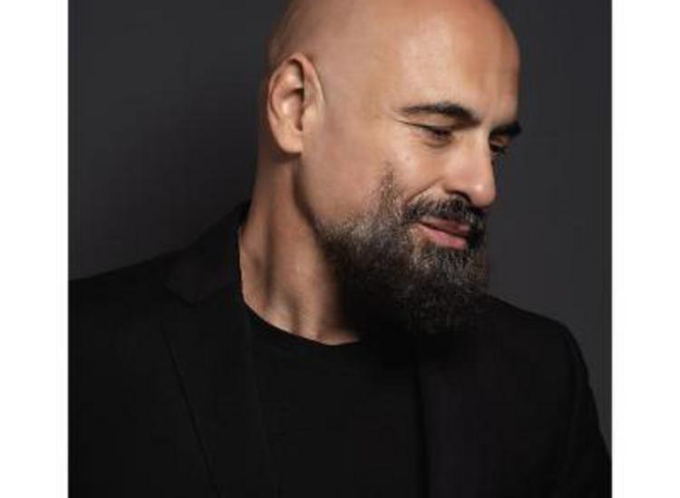 O Δημήτρης Μαραμής επιστρέφει στο Μέγαρο Μουσικής Αθηνών με την «ΤΕΤΡΑΛΟΓΙΑ» του 