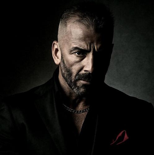 Μιχάλης Χατζηαναστασίου: «Η σχέση μου με την Κωμωδία αποκαταστάθηκε σαν έρωτας με τη δεύτερη ματιά» 