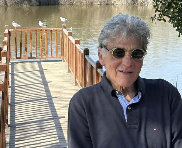 Μηνάς Βιντιάδης: «Mέσα από το παιχνίδι με τις λέξεις, θέλω ο θεατής να γίνεται ο ήρωας του έργου»