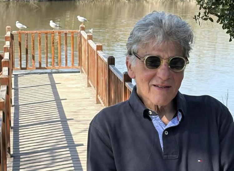 Μηνάς Βιντιάδης: «Mέσα από το παιχνίδι με τις λέξεις, θέλω ο θεατής να γίνεται ο ήρωας του έργου»