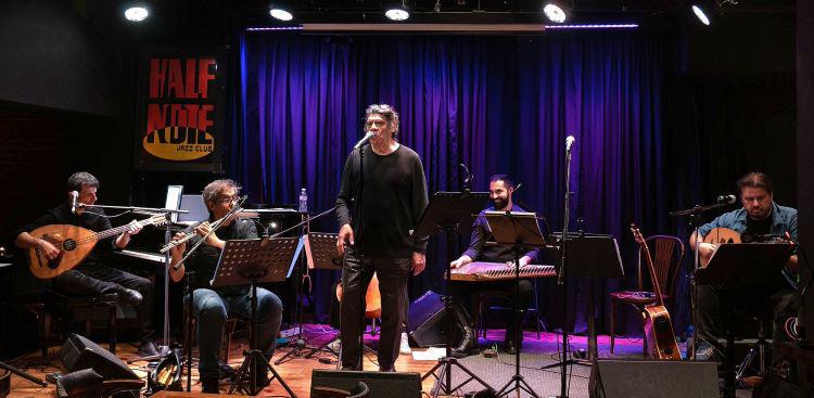 Στη σκηνή, πλάι στον Νίκο Ξυδάκη 