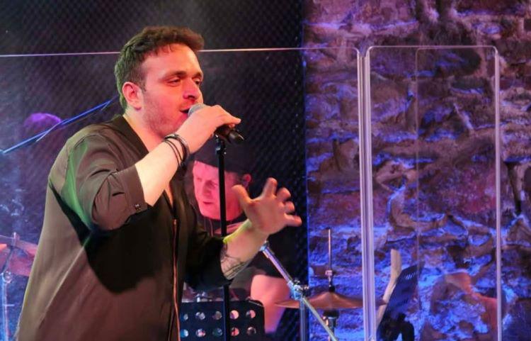 Αντώνης Αθανασίου: Από τα talent shows, στην αλήθεια της ζωντανής σκηνής