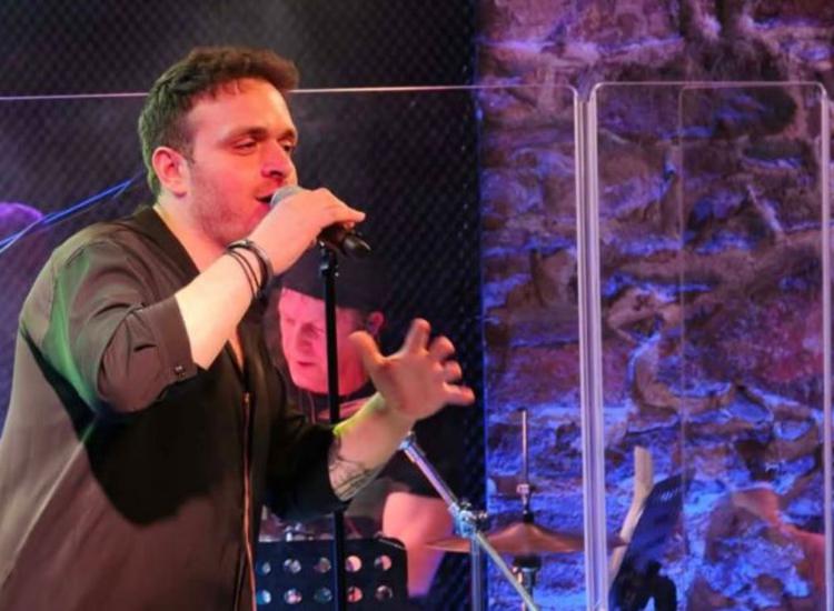 Αντώνης Αθανασίου: Από τα talent shows, στην αλήθεια της ζωντανής σκηνής