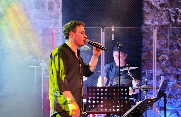 Αντώνης Αθανασίου: Από τα talent shows, στην αλήθεια της ζωντανής σκηνής
