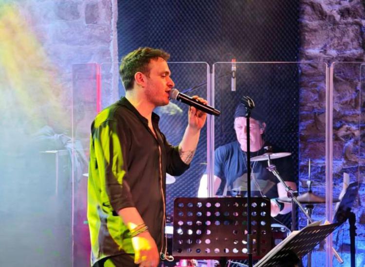 Αντώνης Αθανασίου: Από τα talent shows, στην αλήθεια της ζωντανής σκηνής