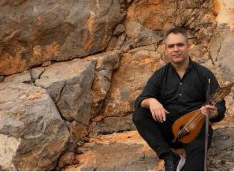 Στέλιος Πετράκης: «Η λύρα εξακολουθεί να μου αποκαλύπτει νέους δρόμους»