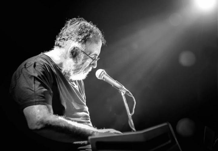Αφιέρωμα στον Θάνο Μικρούτσικο στο Θέατρο Λυκαβηττού 