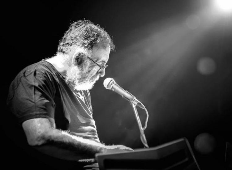 Αφιέρωμα στον Θάνο Μικρούτσικο στο Θέατρο Λυκαβηττού 