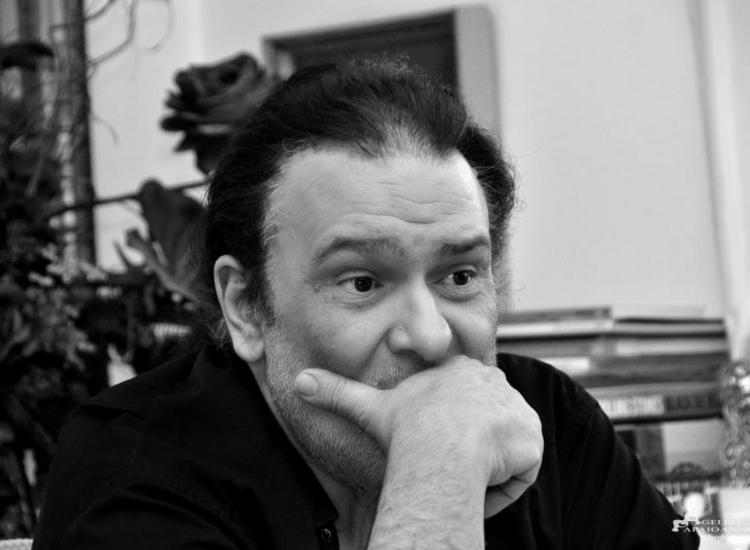 Κώστας Λειβαδάς: «Μέσα από το τραγούδι πρέπει να βγαίνουμε ευγενέστεροι και δυνατότεροι»